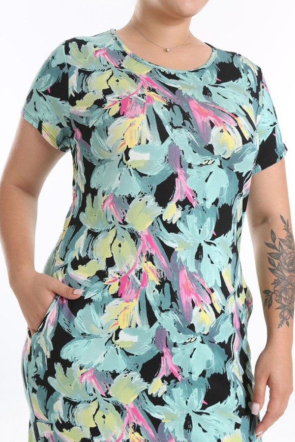 Marga suknelė trumpomis rankovėmis