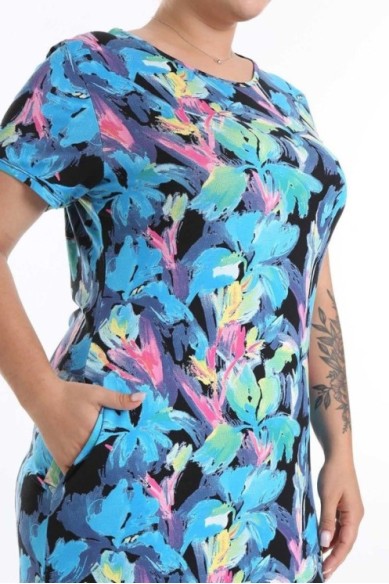 Marga suknelė trumpomis rankovėmis