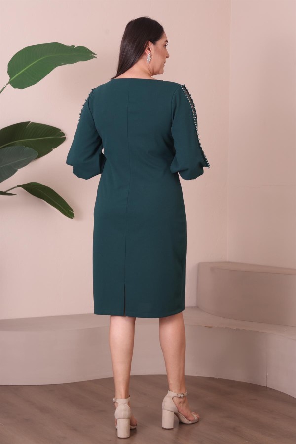 Suknelė su puošniomis rankovėmis