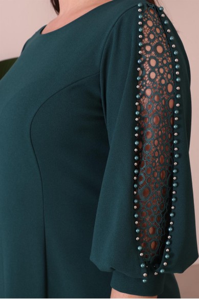 Suknelė su puošniomis rankovėmis