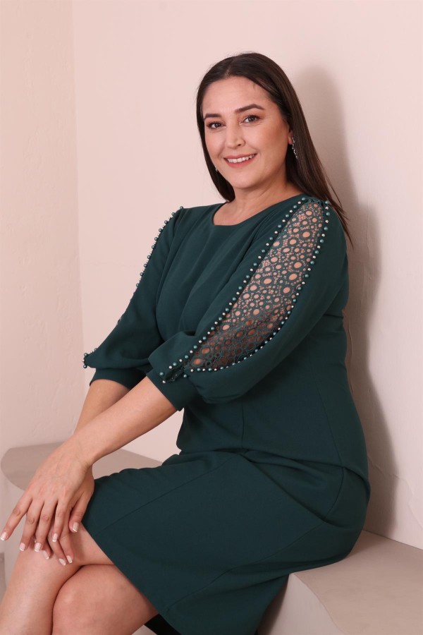 Suknelė su puošniomis rankovėmis