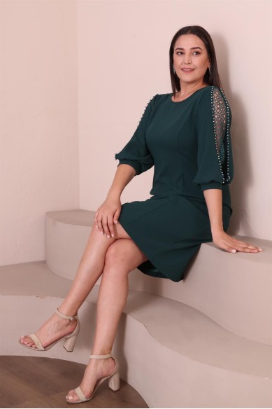 Suknelė su puošniomis rankovėmis