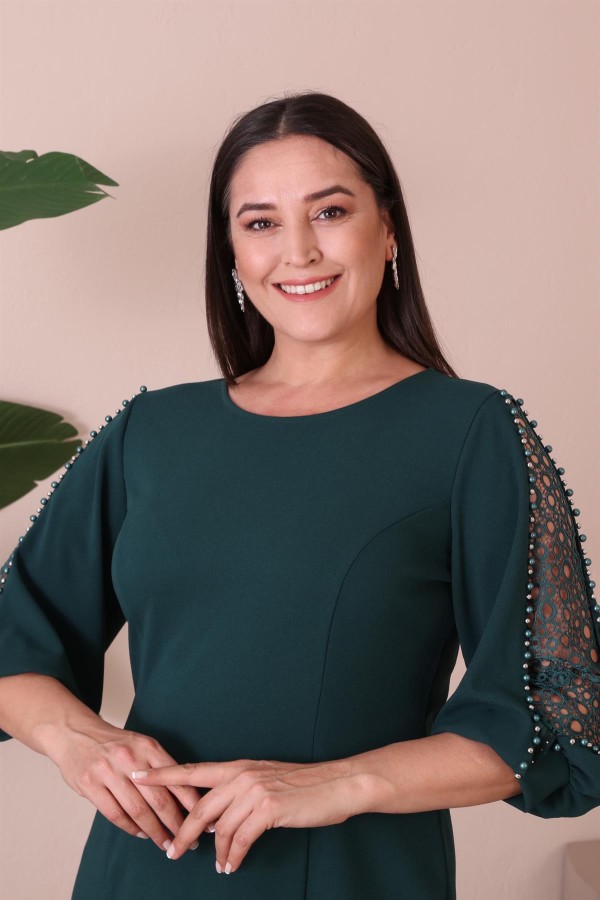 Suknelė su puošniomis rankovėmis