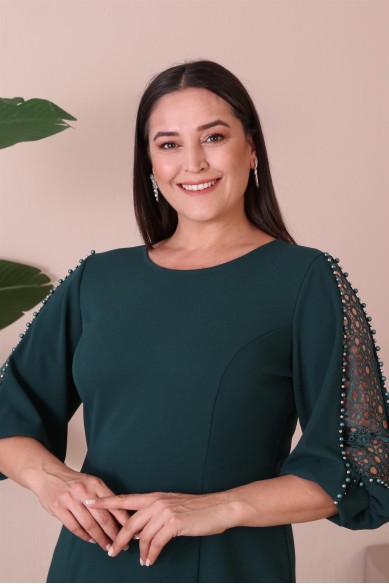 Suknelė su puošniomis rankovėmis