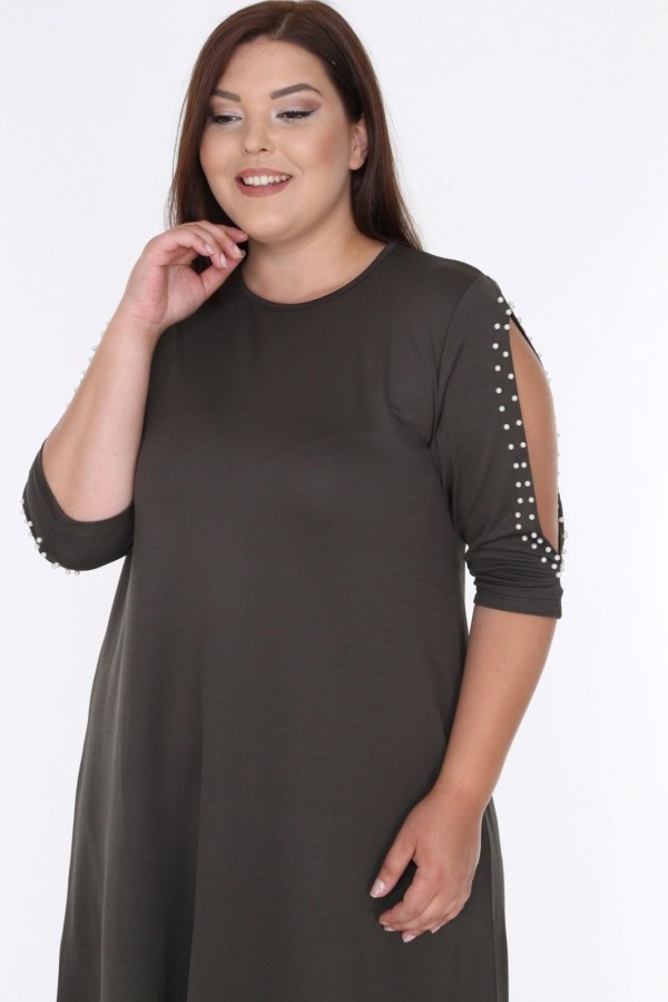 Suknelė apnuogintais pečiais su karoliukais