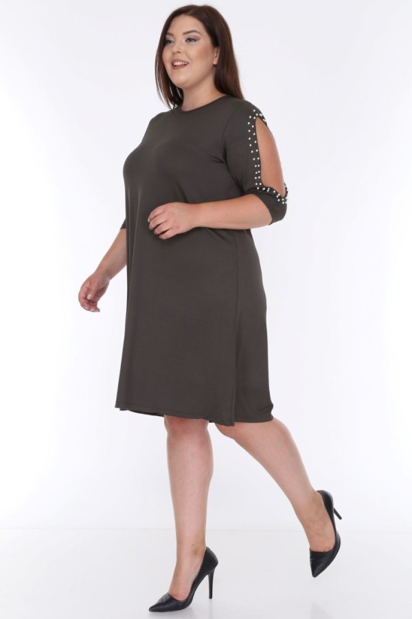 Suknelė apnuogintais pečiais su karoliukais