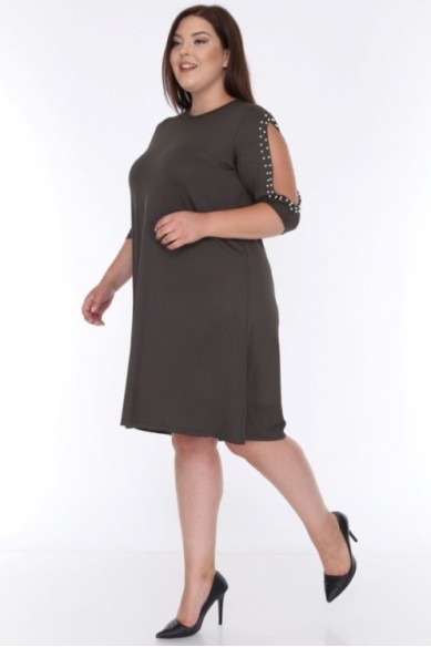 Suknelė apnuogintais pečiais su karoliukais