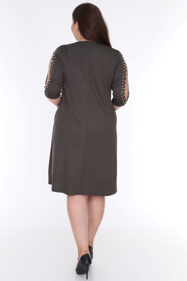 Suknelė apnuogintais pečiais su karoliukais