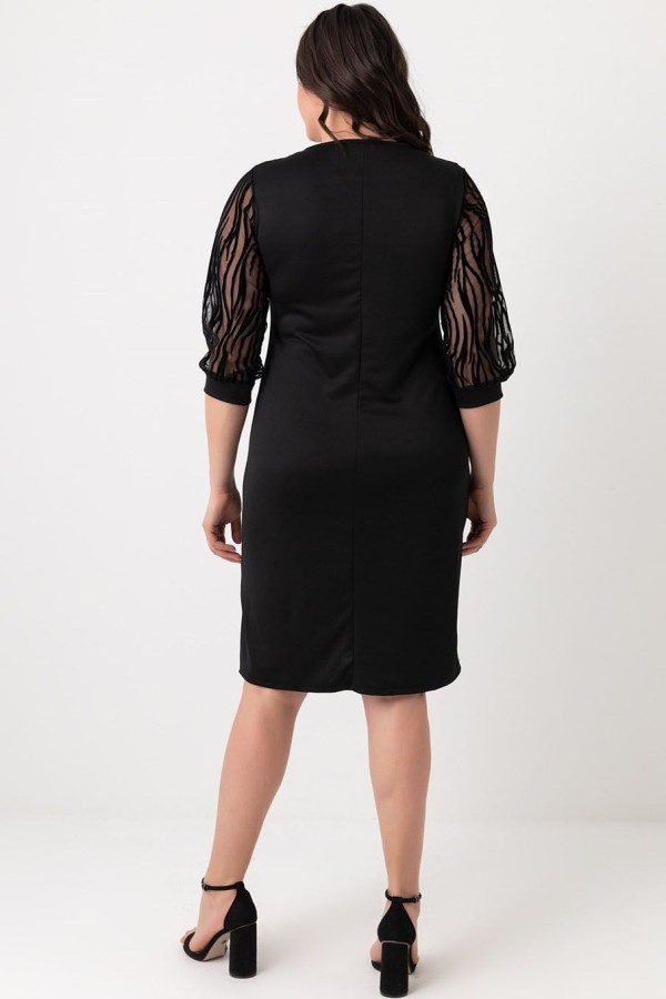 Juoda suknelė su nėriniais