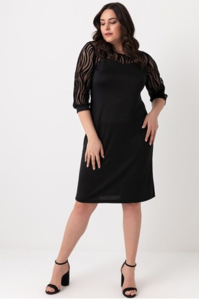 Juoda suknelė su nėriniais