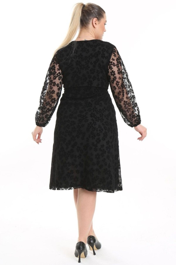 Suknelė su voko formos iškirpte