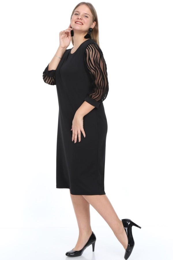 Juoda suknelė su 3/4 rankovėmis