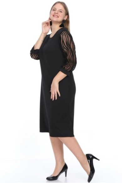 Juoda suknelė su 3/4 rankovėmis