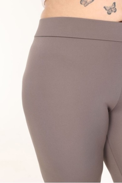 Aptemptos didelių dydžių kelnės