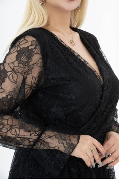 Ilga puošni suknelė su nėriniais