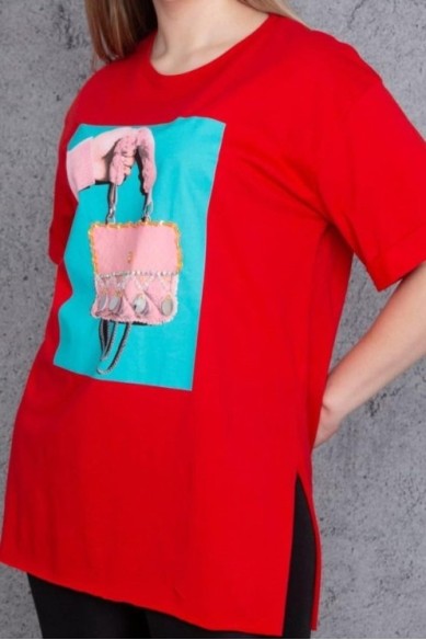 Raudoni marškinėliai su aplikacija