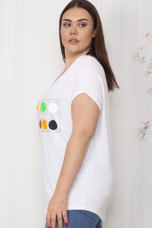 Lengvi viskozės marškinėliai su iškirpte