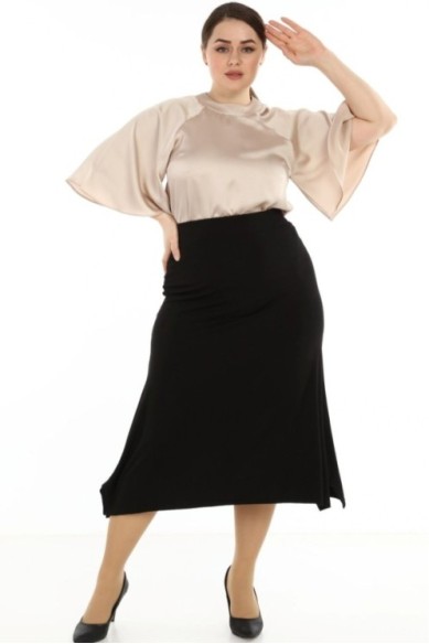 Platėjantis juodas sijonas