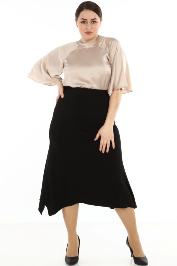 Platėjantis juodas sijonas