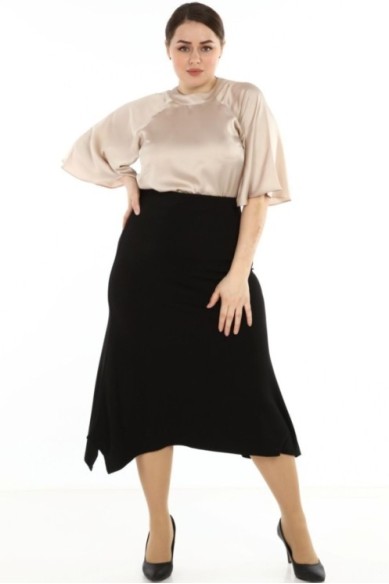 Platėjantis juodas sijonas