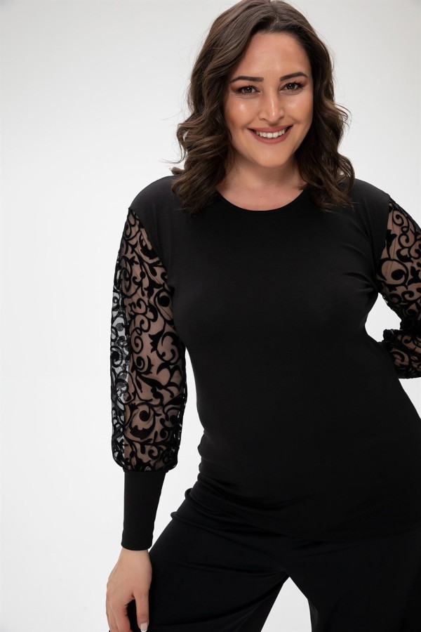 Elegantiška juoda palaidinė puošniomis rankovėmis