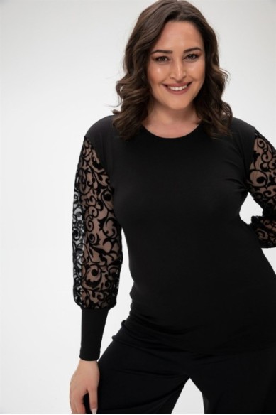 Elegantiška juoda palaidinė puošniomis rankovėmis