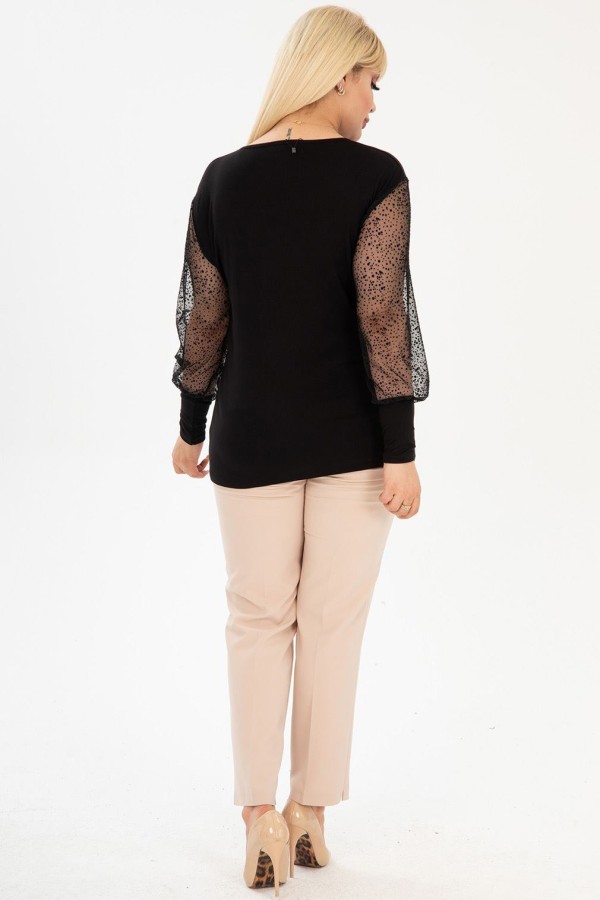 Elegantiška juoda palaidinė puošniomis rankovėmis