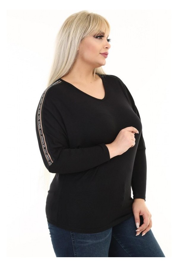 Paprasta juoda palaidinė ilgomis rankovėmis