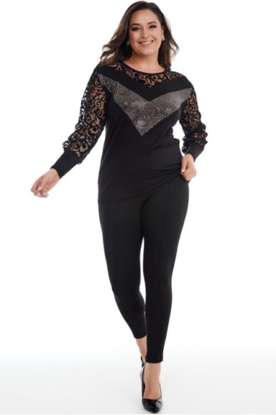 Elegantiška juoda palaidinė puošniomis rankovėmis