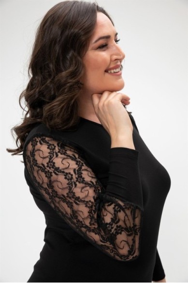 Elegantiška juoda palaidinė puošniomis rankovėmis