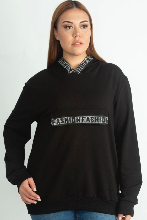 Stilingas juodas džemperis su gobtuvu ir kišenėmis
