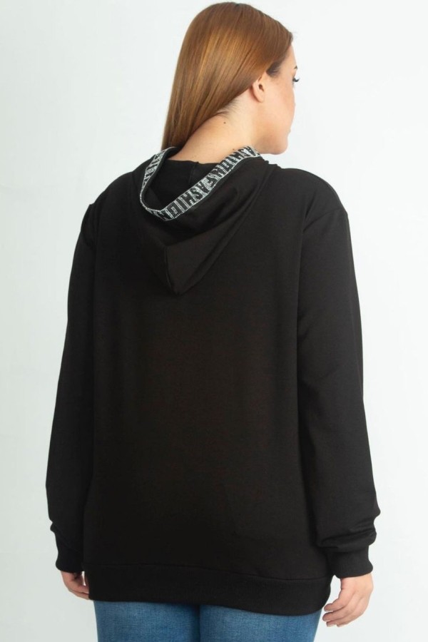 Stilingas juodas džemperis su gobtuvu ir kišenėmis