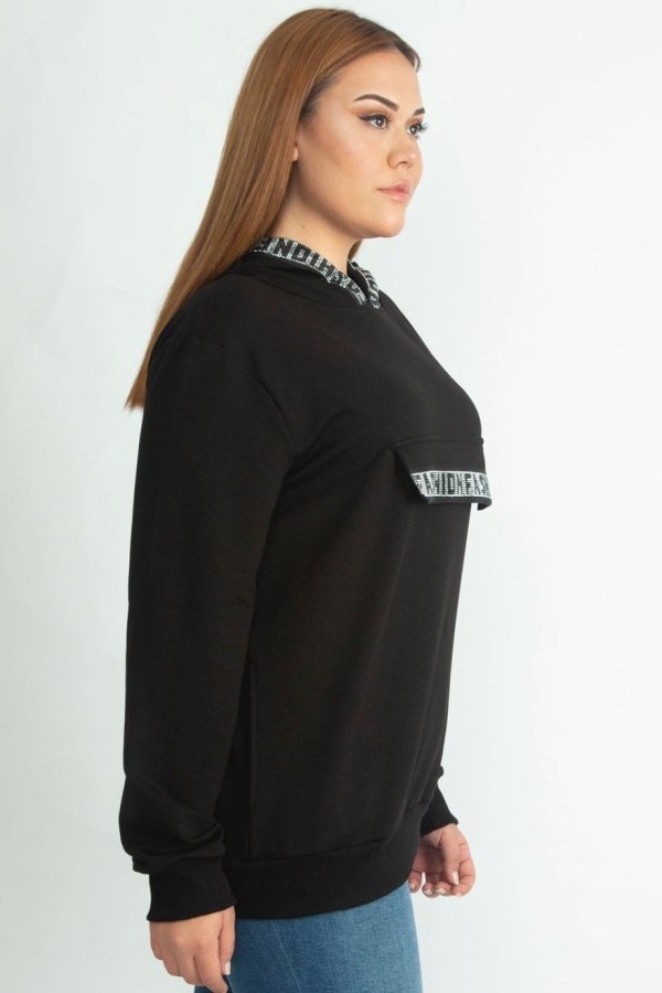 Stilingas juodas džemperis su gobtuvu ir kišenėmis