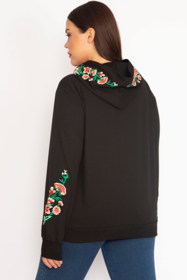 Džemperis su gobtuvu ir aplikacijomis