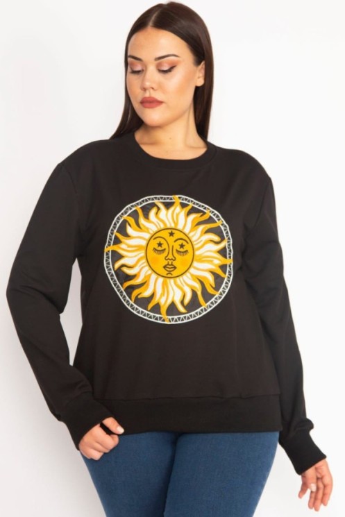 Juodas džemperis be gobtuvo su aplikacija