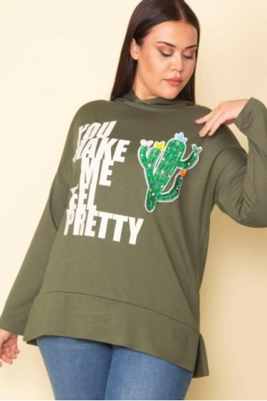 Džemperis su gobtuvu ir aplikacija