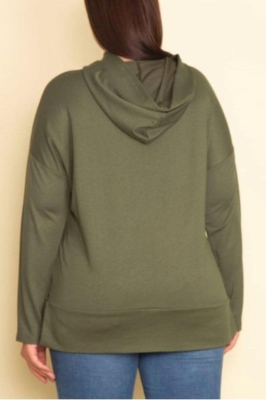 Džemperis su gobtuvu ir aplikacija