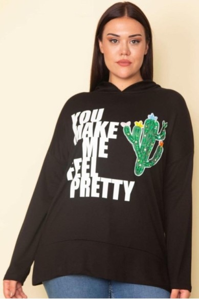 Juodas džemperis su gobtuvu ir aplikacija