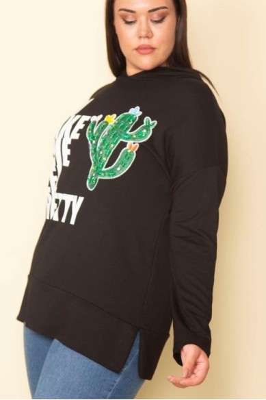 Juodas džemperis su gobtuvu ir aplikacija