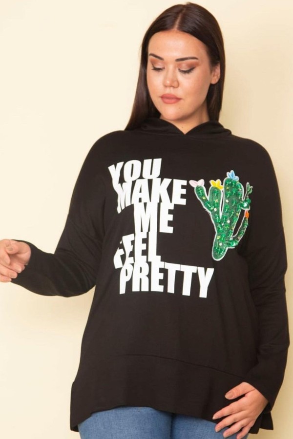 Juodas džemperis su gobtuvu ir aplikacija