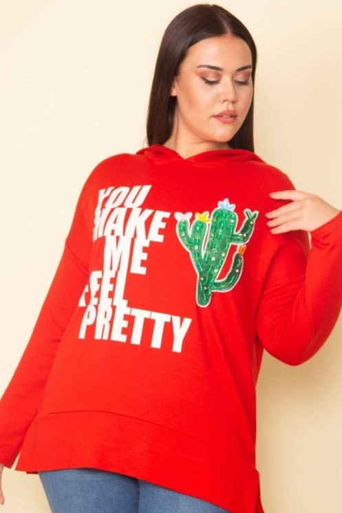 Raudonas džemperis su gobtuvu ir aplikacija 2