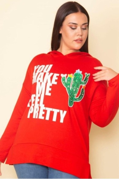 Raudonas džemperis su gobtuvu ir aplikacija