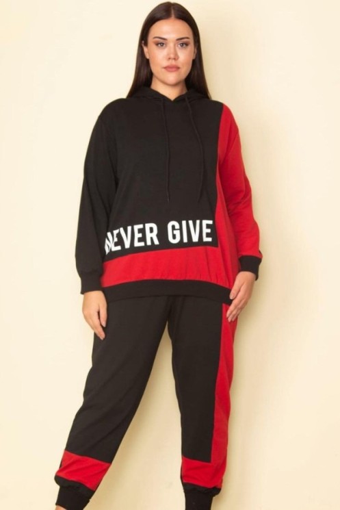 Juodai raudonas sportinis kostiumėlis