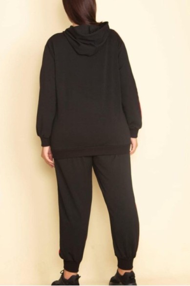 Juodai raudonas sportinis kostiumėlis