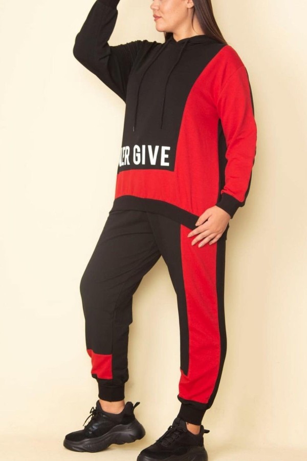 Juodai raudonas sportinis kostiumėlis