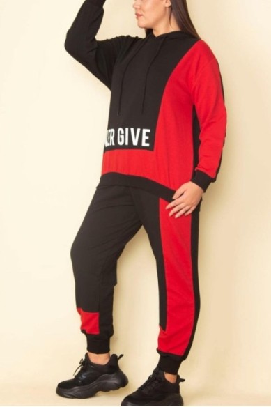 Juodai raudonas sportinis kostiumėlis