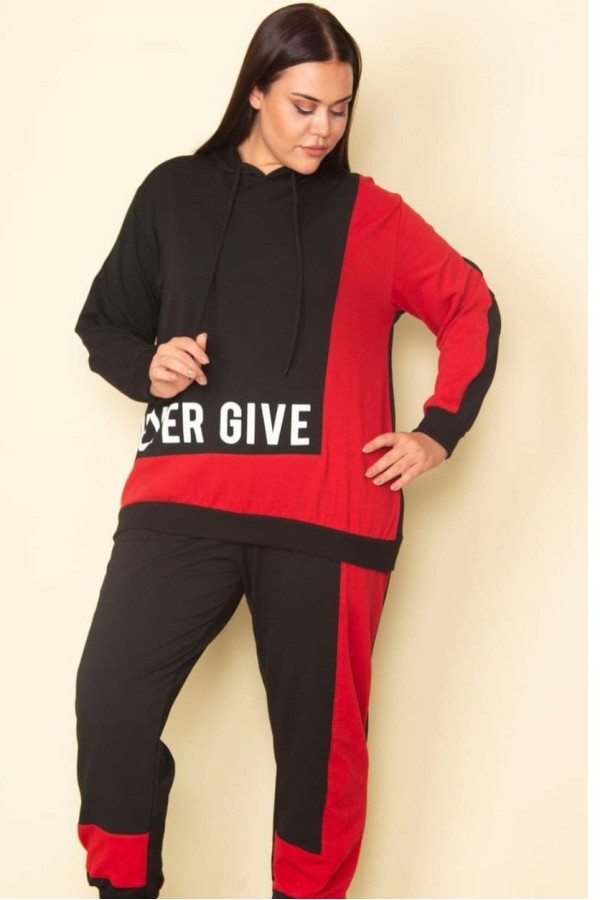 Juodai raudonas sportinis kostiumėlis