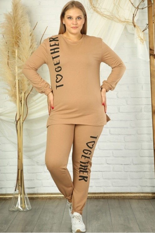 Paprastas laisvalaikio kostiumas su užrašais