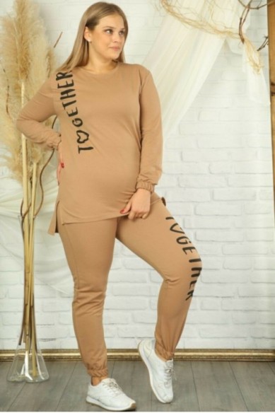 Paprastas laisvalaikio kostiumas su užrašais