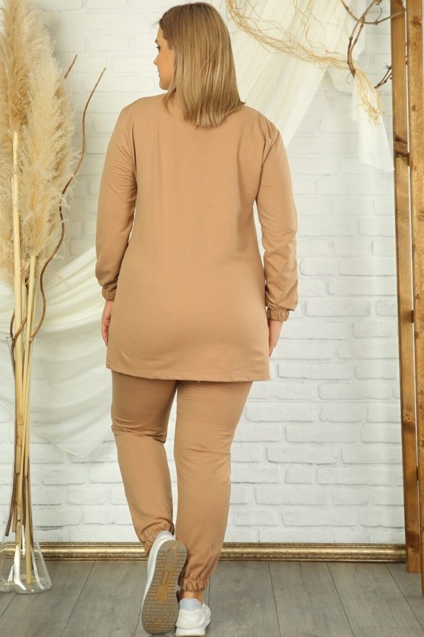 Paprastas laisvalaikio kostiumas su užrašais